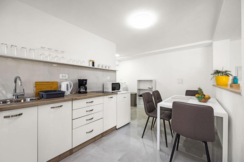 Apartment Olive Garden Near Pula 3 Km From Center And Only 4 Km From The Beach For 4 Persons Buitenkant foto