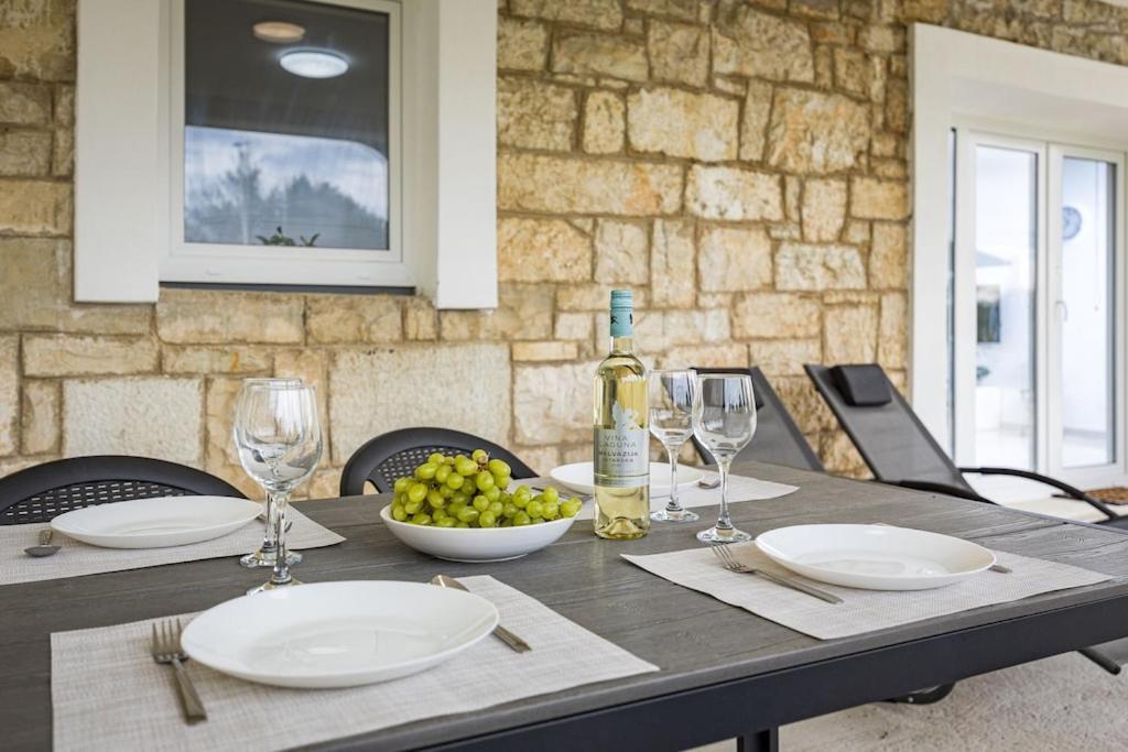 Apartment Olive Garden Near Pula 3 Km From Center And Only 4 Km From The Beach For 4 Persons Buitenkant foto